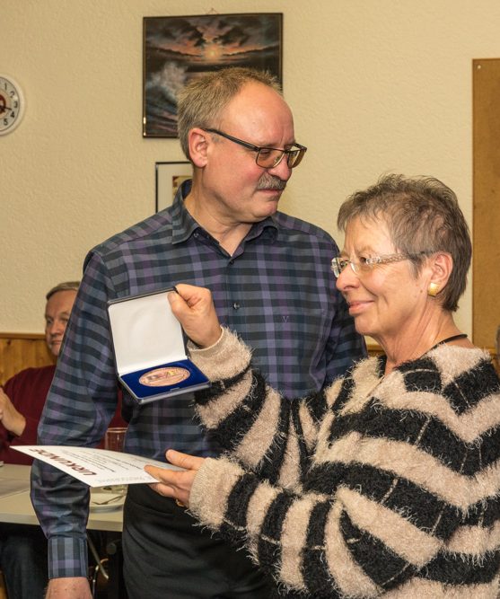 Bezirksleiter Siegmar Riede überreicht der 1. Vorsitzenden Anna Kiwitt die Erinnerungsmedaille