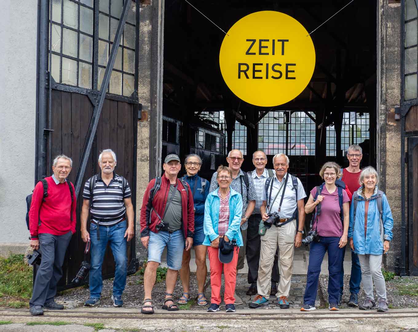 Gruppenbild am Eingang des Lokschuppens