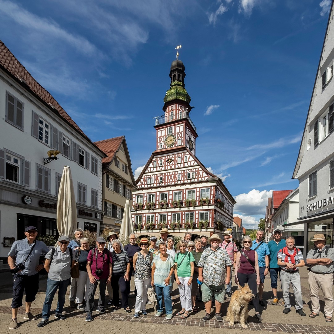 Gruppenfoto mit dem historischen Rathaus im Hintergrung